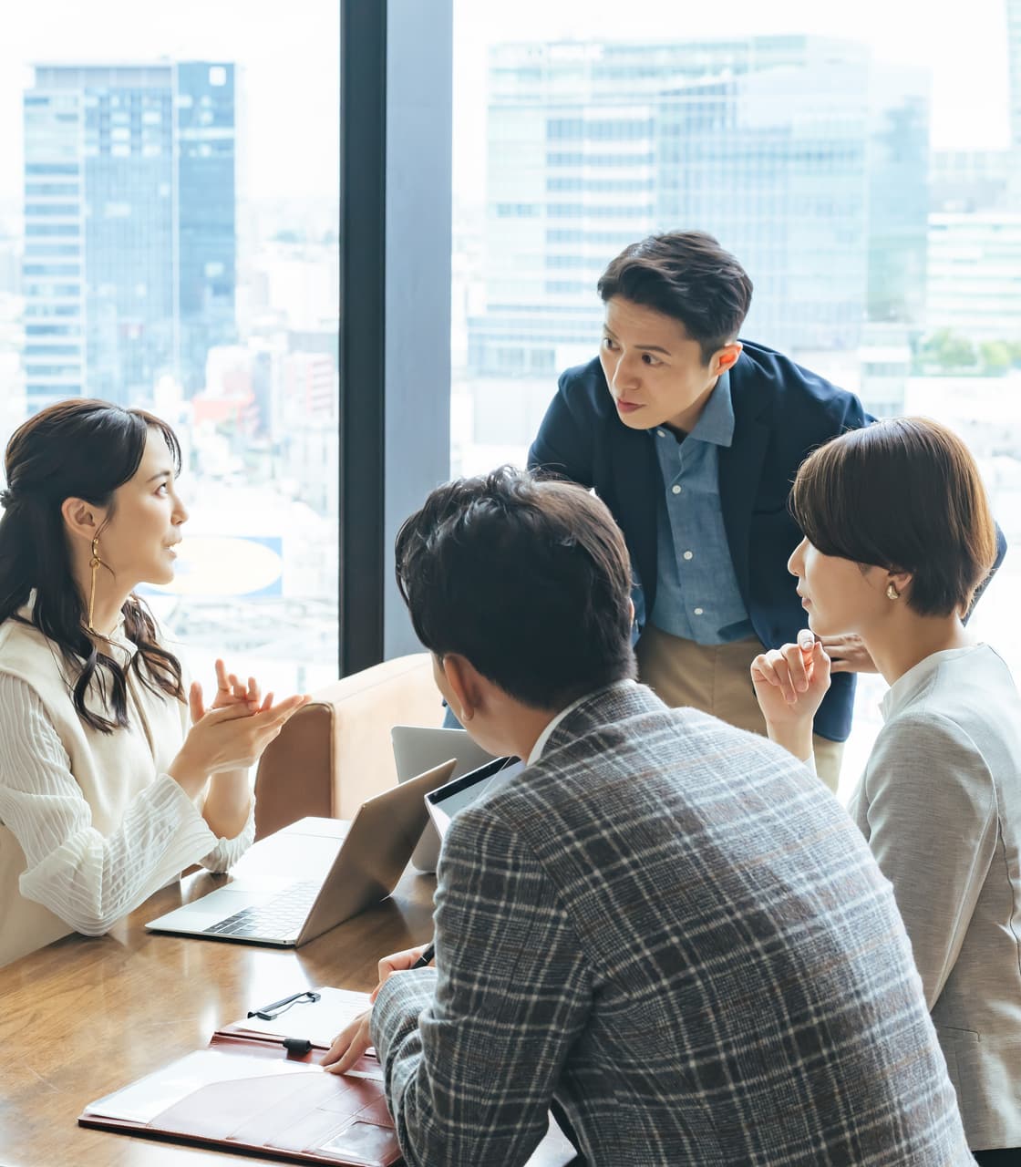 打ち合わせをする社員