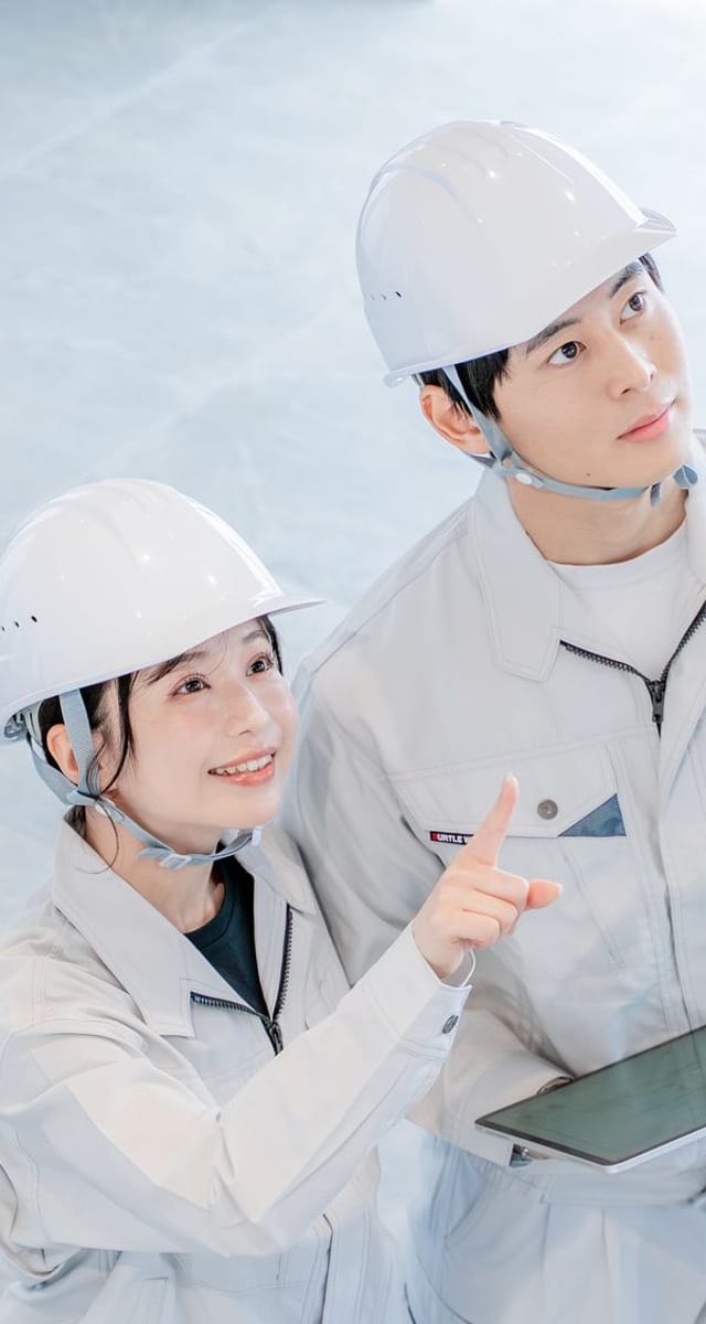 ヘルメットを着用して現場を確認する社員