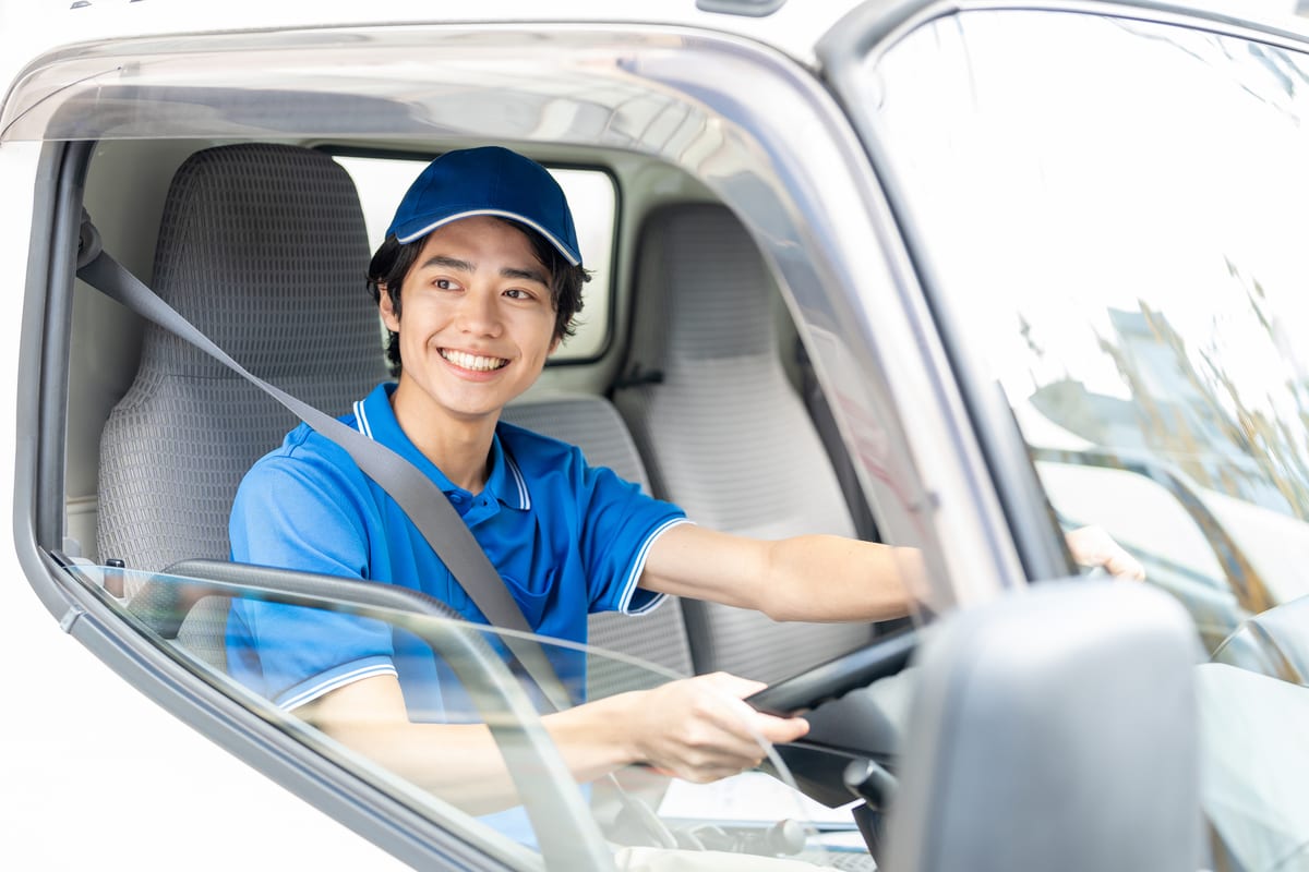 トラックを運転するドライバー